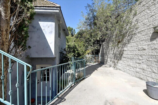 Building Photo - 8527 Wonderland Ave