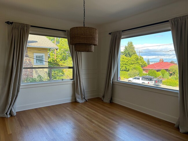 Building Photo - WOW!! West Seattle 4BR/3.5BA Updated Dutch...