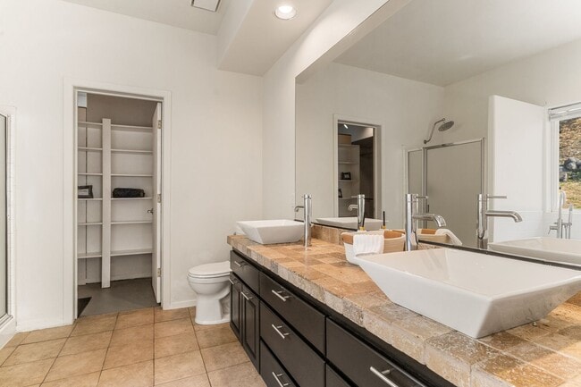 Building Photo - Beautiful 3 Bedroom 3 Bathroom Home With Stunning Views