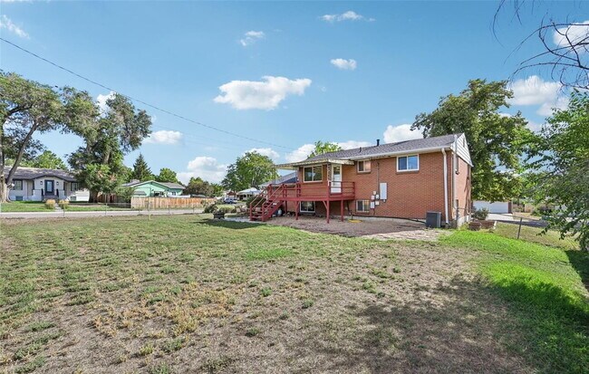 Building Photo - Welcome to this spacious 3+ bed, 2-bath bi-level home in Arvada - Available Now!