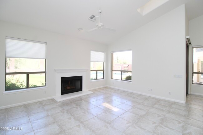 Building Photo - 902 E Desert Flower Ln