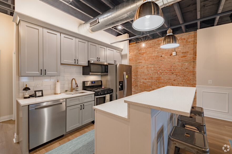 1BR, 1BA - 920SF, Kitchen - 6 N Washington St