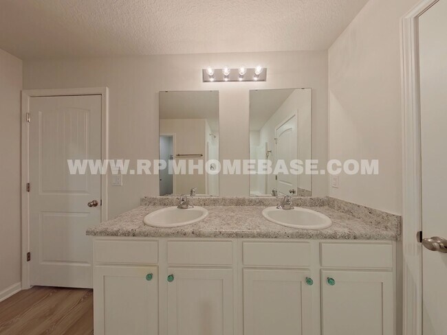 Building Photo - Spacious 5-Bedroom Home with Flexible Livi...