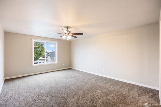 Building Photo - 4 bed, 3.5 bath home in cul-de-sac