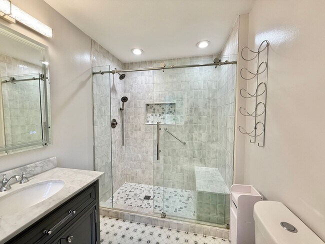 Building Photo - **OFFERING RENT PROMOTION FOR FIRST 6 MONT...