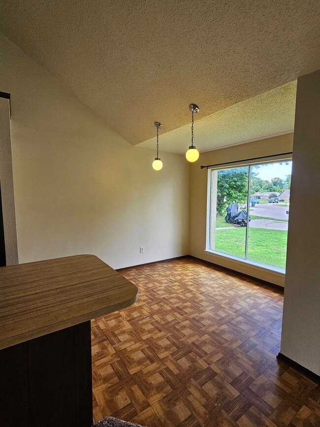 Building Photo - West Norman Duplex Avail NOW!