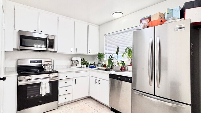 Building Photo - Fantastic 4 bedroom home with a 1 car garage and driveway space for additional car! Backyard and ...