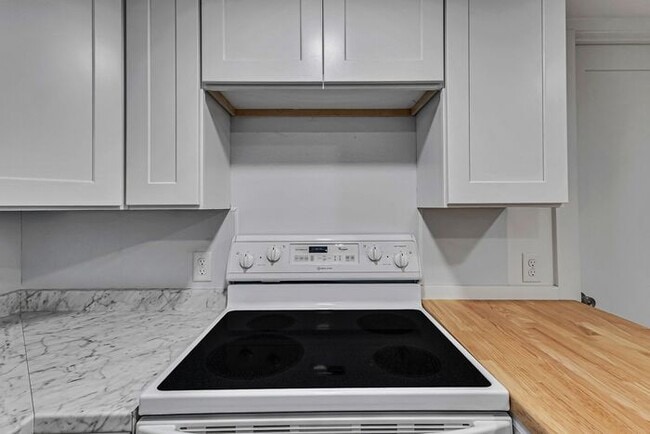 Building Photo - 1 Bed/1 bath Basement unit in Downtown Victorian Home!