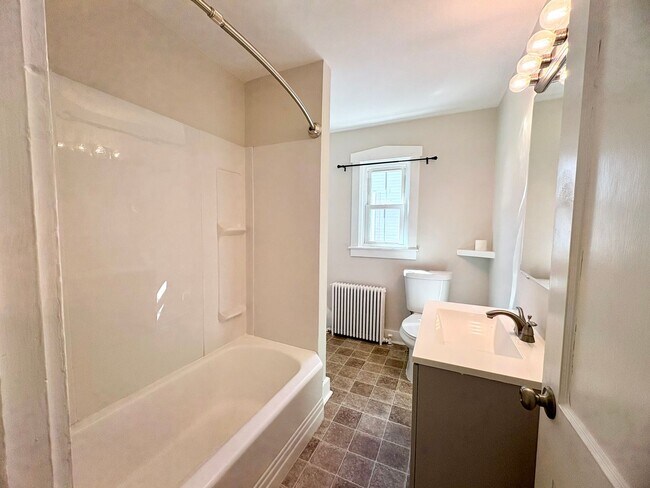 Building Photo - 3 Bedroom 1.5 Bathroom Available in Manheim!