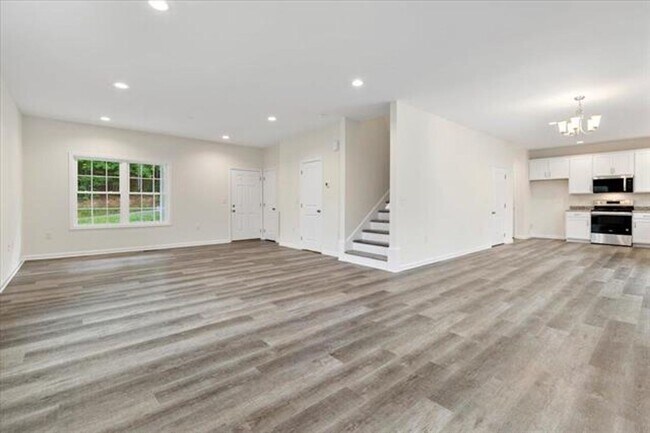 Building Photo - 5 BED 2.5 BATH HOME LOCATED IN BLACKSBURG