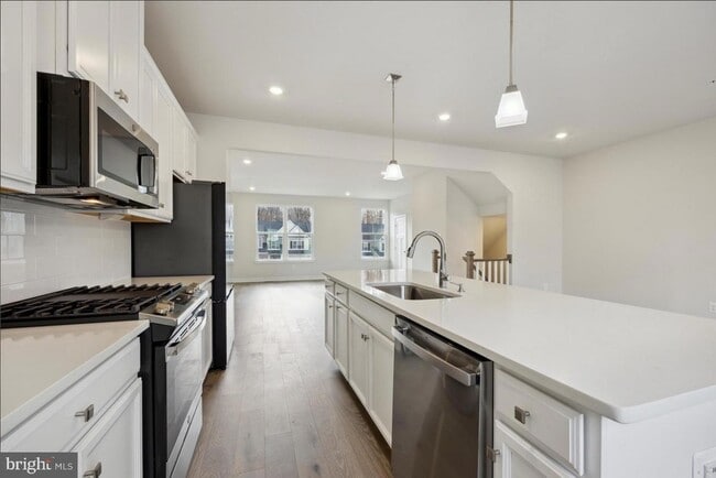 Building Photo - 223 Avalon Dr