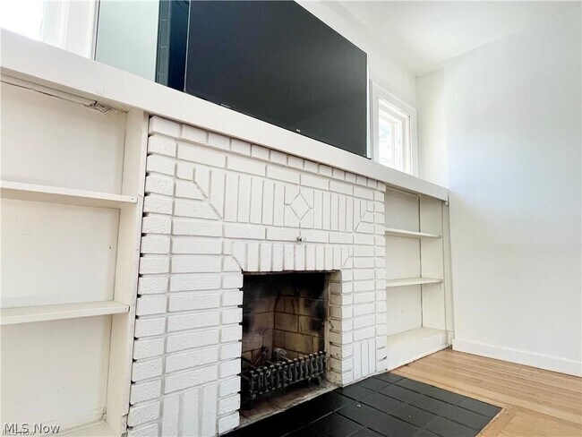 Building Photo - 250 Center Rd