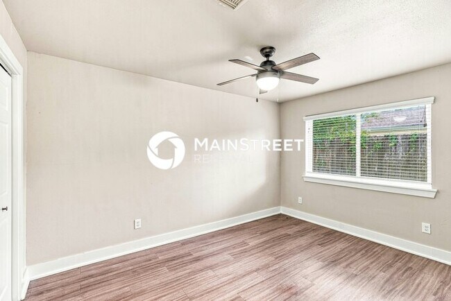 Building Photo - 4 Bedroom Pet-Friendly Home in Houston, TX with Main Street Renewal
