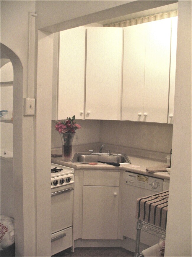 Compact, well-equipped kitchen - 5740 Elmer St