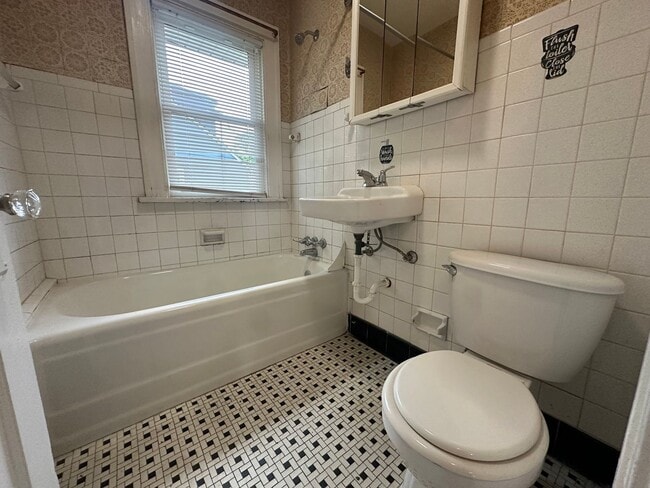 Building Photo - 2 bed, 1 bath home for rent in Waterloo