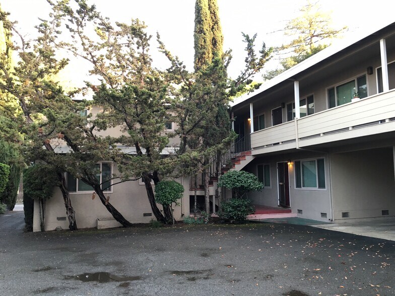 Courtyard - 660 Roble Ave