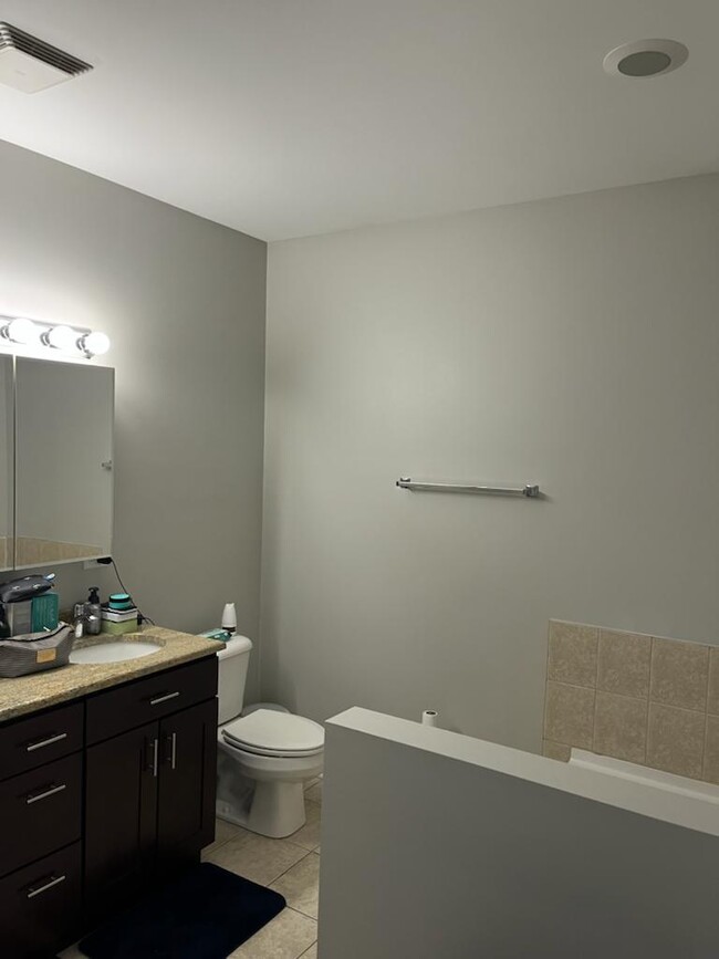 Spacious main bathroom - 2520 S Oakley Ave