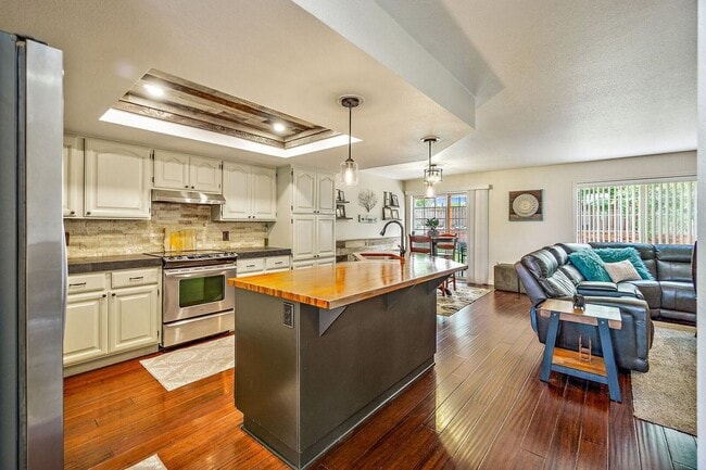 Building Photo - Large East Medford home for Lease!