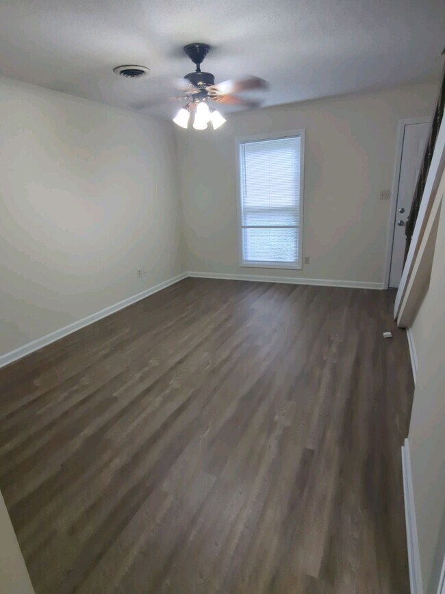 Building Photo - 1032 Brookview Dr