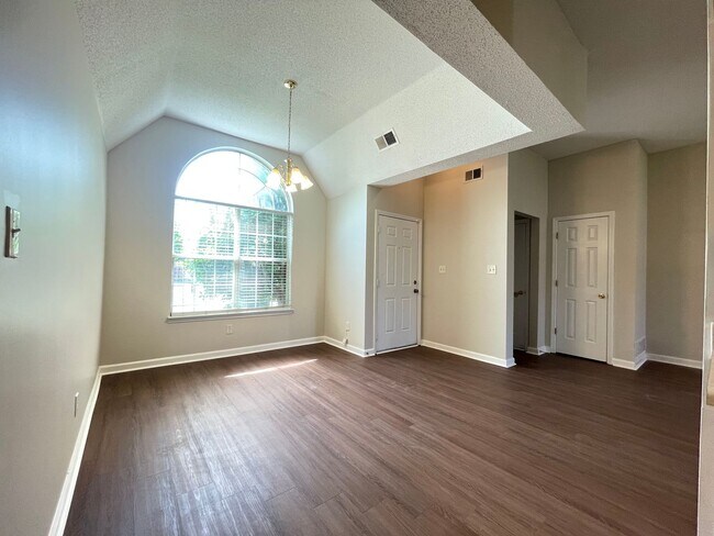 Building Photo - 1344 Custer Dr E
