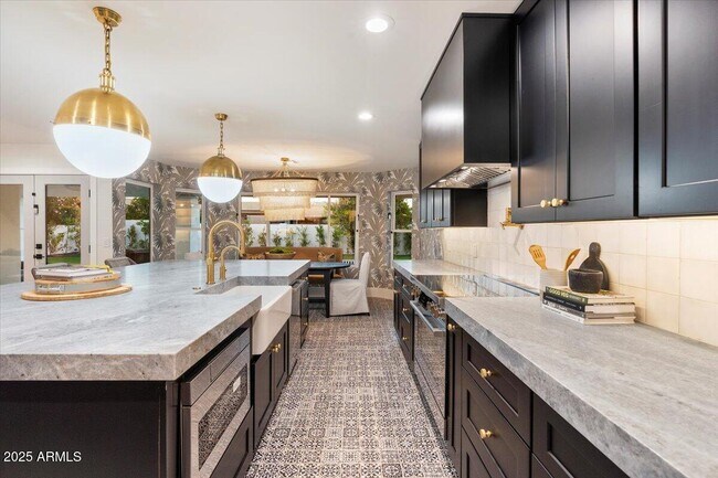 Building Photo - 8014 E Del Tesoro Dr