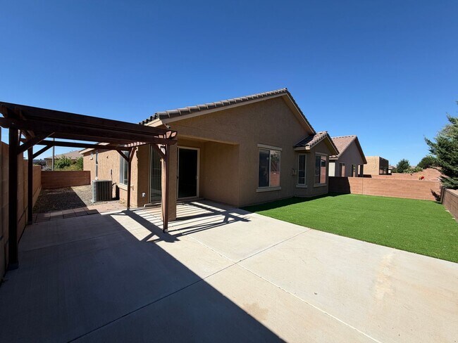 Building Photo - 4 Bedroom Single Story Home Available Near Golf Course Rd & Southern Blvd!