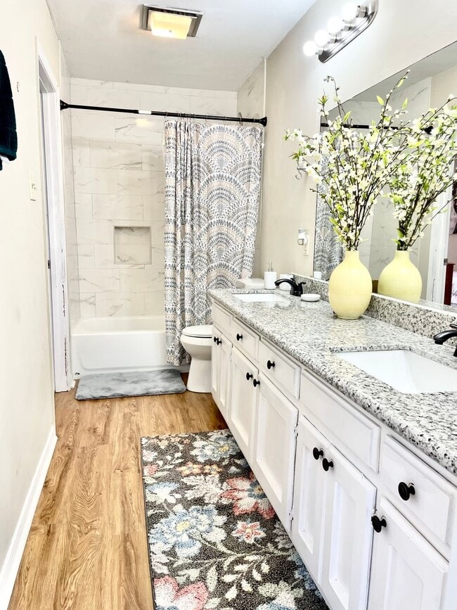 Building Photo - 3 BR 2.5 BA Luxury Townhouse