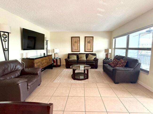 Building Photo - 651 Pine Dr