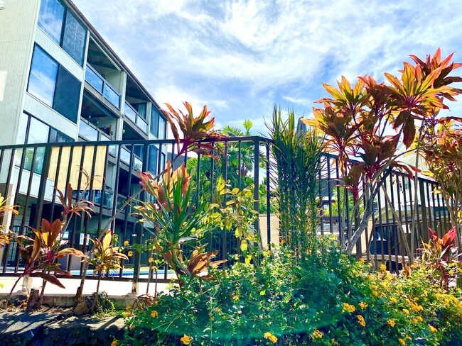 Building Photo - 3 bed / 3 bath furnished condo with ocean views!