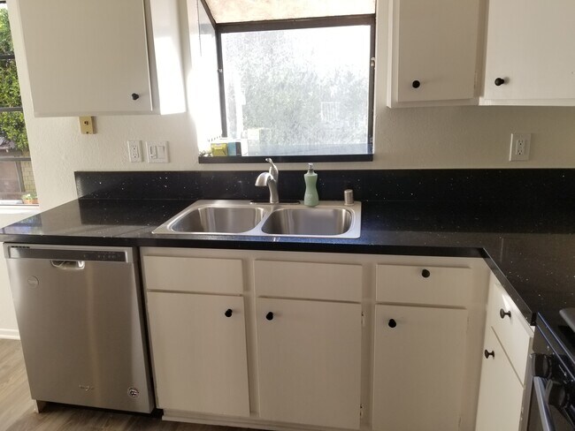 Kitchen Sink - 2003 Vista Del Mar Ave