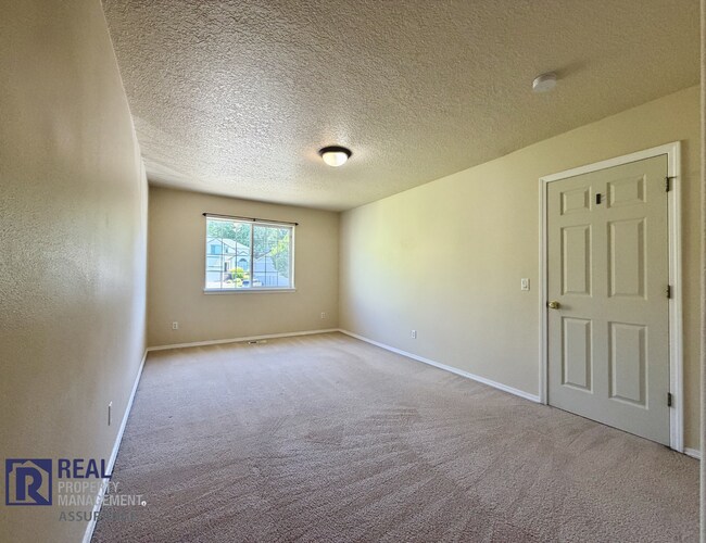 Building Photo - Spacious 4BR/2.5BA Beaverton Home with 3-Car Garage and Covered Deck