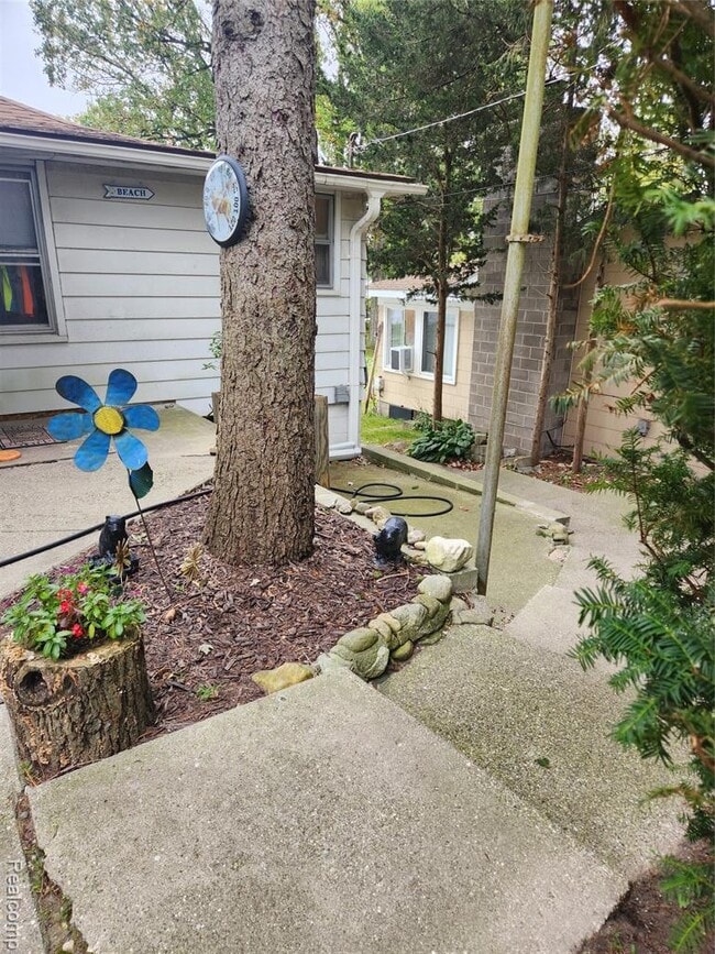 Building Photo - 8463 Hillpoint Dr