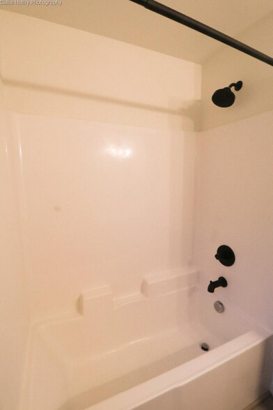 Building Photo - 12096 SE Pine St