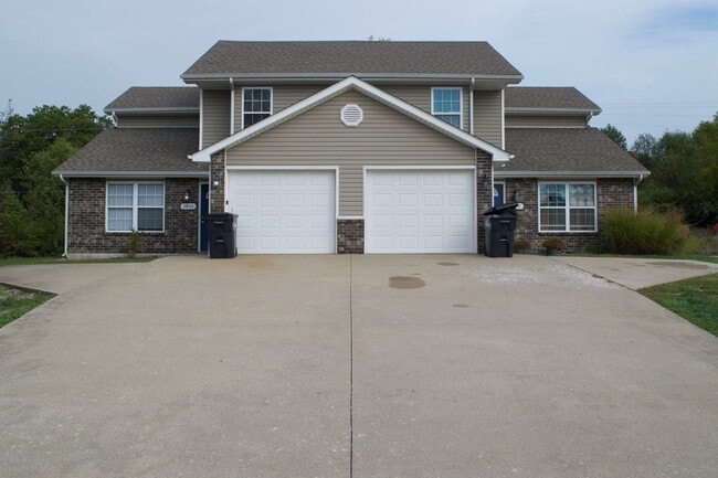 Primary Photo - Nice 4 Bed 3 Bath Duplex!