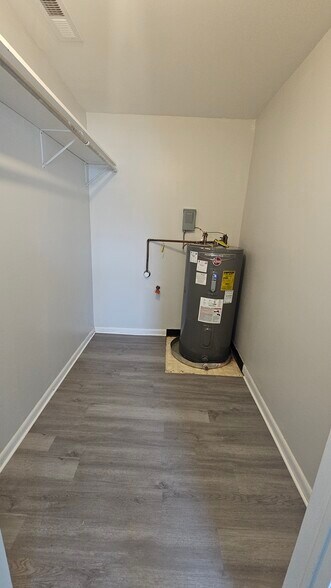 Building Photo - 2005 Ravens Crest Dr