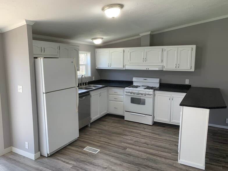 Kitchen - 14118 Lincoln Lake Avenue