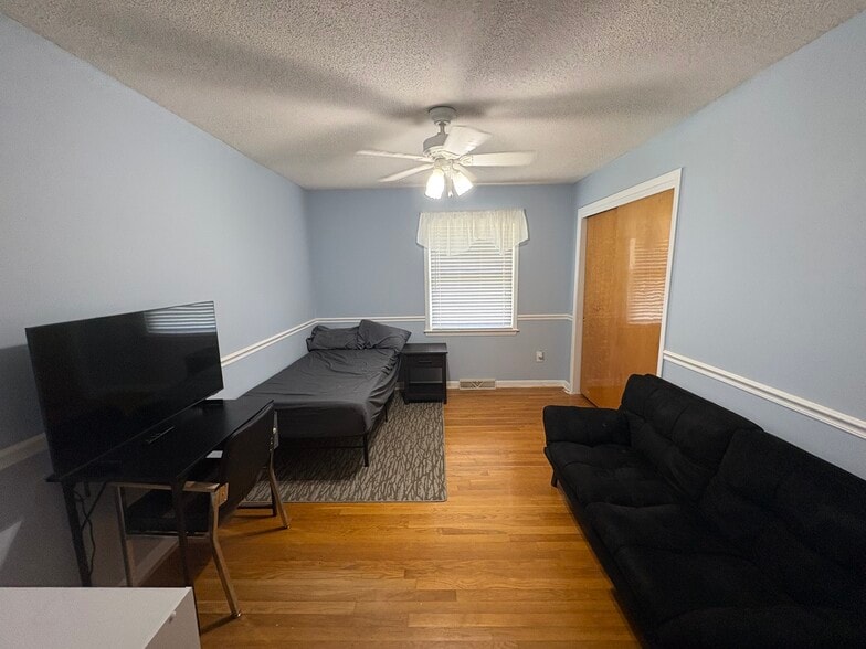 Building Photo - 6011 Wedgewood Dr