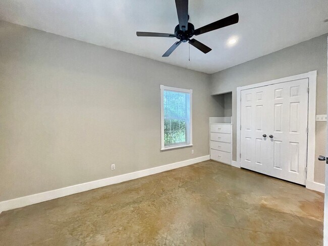 Building Photo - 705 Smith Dr