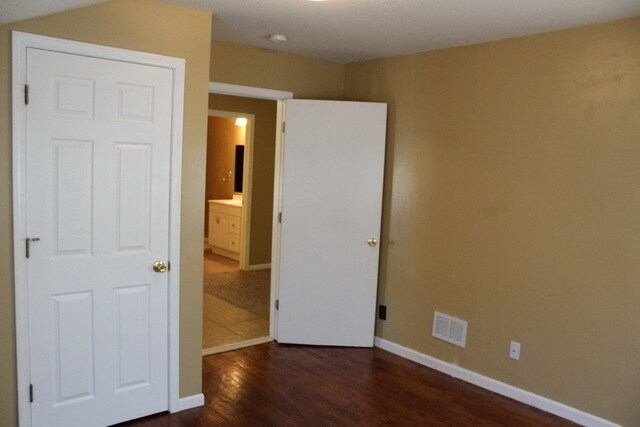 Building Photo - PRE LEASING CENTRALLY LOCATED 2 BED 1 BATH