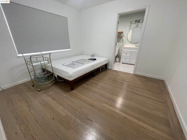 Building Photo - 1248 Hale Dr