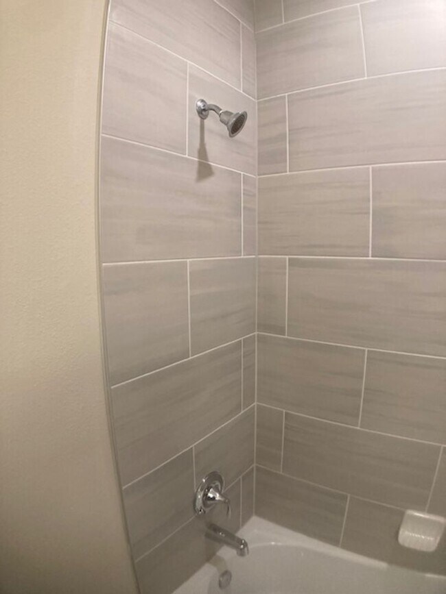 Building Photo - Stylish & Low-Maintenance Living in Oakleaf Community