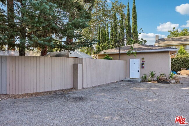 Building Photo - 6727 1/2 Orion Ave