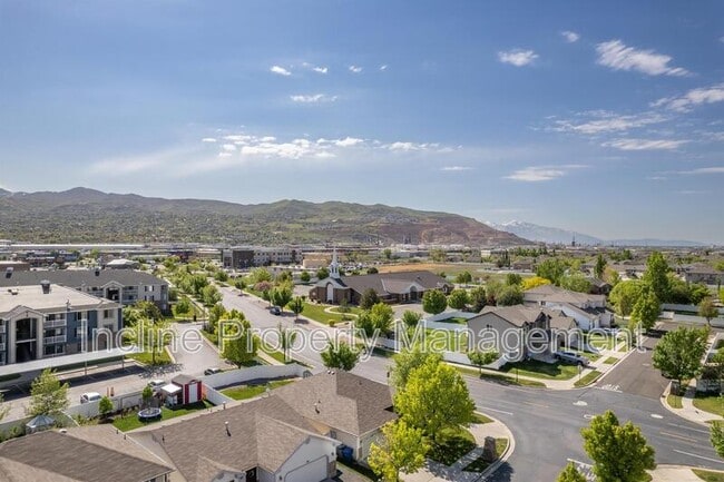 Building Photo - 702 Durham Dr