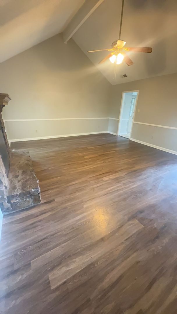 Building Photo - Charming 3 bedroom  / 2 bathroom home - Op...