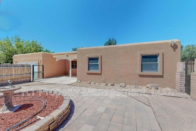 Building Photo - 501 Calle del la Angel