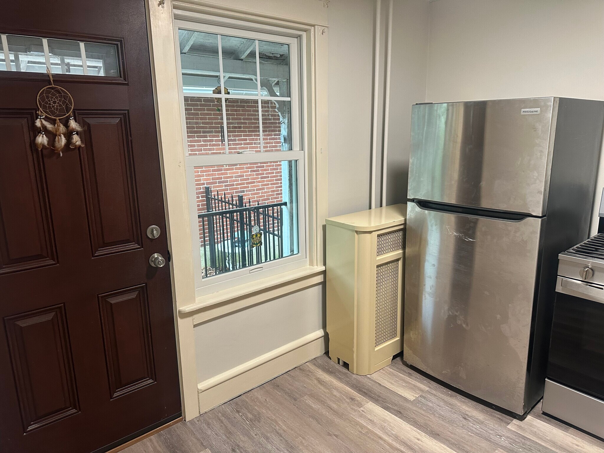 Building Photo - 700 Carsonia Ave