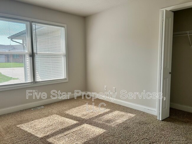 Building Photo - 1420 School House Ln