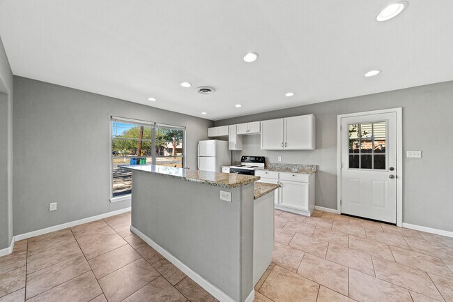 Building Photo - 308 E Cheryl Dr