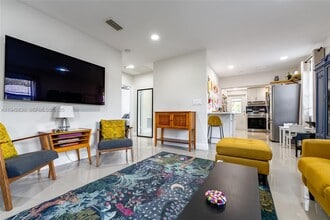 Building Photo - 320 S 28th Ave