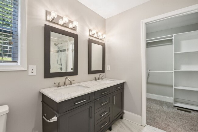 Building Photo - Charming 3BR House in Charlotte